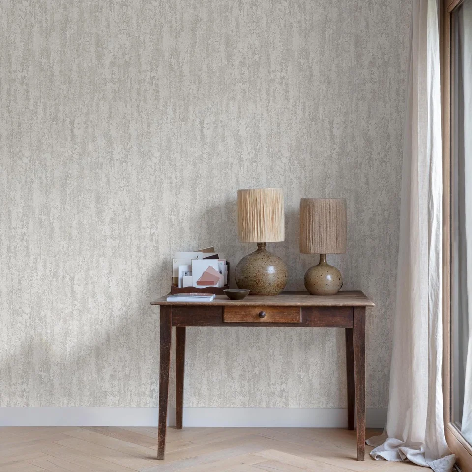 Wohnzimmer Raumbeispiel mit Grandeco Attitude Tapete im Natur-Look